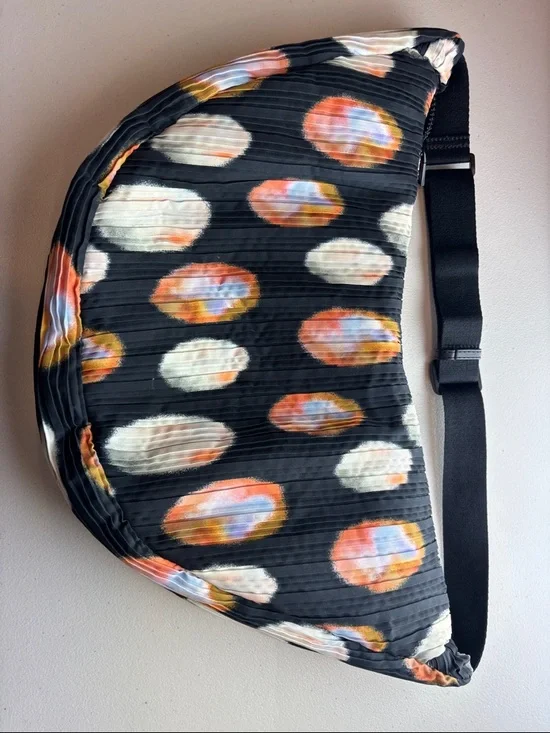 PARFOIS Pleated Half-Moon Lightweight Crossbody Bag | Sling / Shoulder Bag - Picture 5 of 7